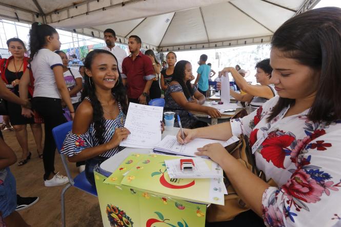 A Escola Estadual de Ensino Fundamental e Médio Madre Imaculada, em Santarém, transformou-se em um grande centro de serviços direcionados à população nesta quinta-feira (21). É que hoje foi dia da Ação Cidadania do Programa ParáPaz, que faz parte da programação do Governo Por Todo o Pará. 

FOTO: MARCO SANTOS / AGÊNCIA PARÁ
DATA: 21.03.2019
SANTARÉM - PA <div class='credito_fotos'>Foto: Marco Santos / Ag. Pará   |   <a href='/midias/2019/originais/1d6fc424-1b2e-4792-b0cd-f5d4ab015f60.jpg' download><i class='fa-solid fa-download'></i> Download</a></div>