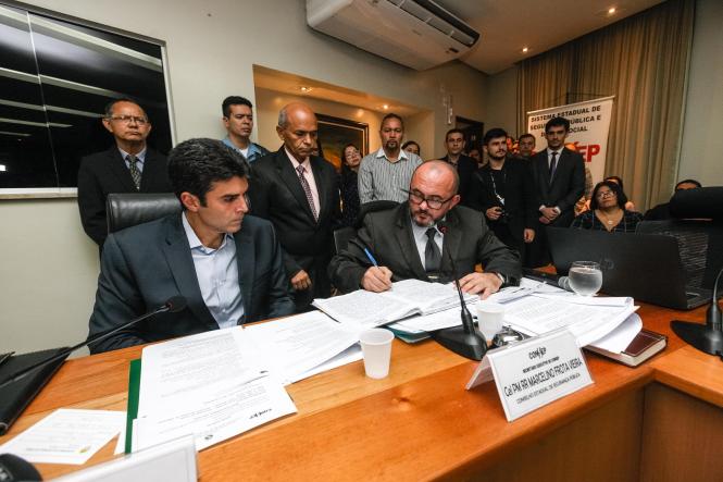 Foram empossados, nesta quinta-feira (21), no plenário da Secretaria de Estado de Segurança Pública e Defesa Social do Pará (Segup), os membros e presidente do Conselho Estadual de Segurança Pública (Consep) dando início ao trabalho do colegiado para o biênio 2019/2020. O governador do estado, Helder Barbalho, foi homenageado durante a sessão especial, por priorizar em sua gestão as questões de segurança e cidadania. Essa foi a primeira vez que um chefe de estado se fez presente em uma reunião do conselho.

FOTO: WAGNER SANTANA / AGÊNCIA PARÁ
DATA: 21.02.2019
BELÉM - PA <div class='credito_fotos'>Foto: Wagner Santana / Ag. Pará   |   <a href='/midias/2019/originais/1d9bf82c-a5a1-4901-815f-31eef4eab26f.jpg' download><i class='fa-solid fa-download'></i> Download</a></div>