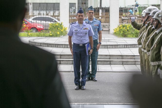 O governador do Estado, Helder Barbalho, recebeu, na tarde desta quinta-feira (9), no Palácio do Governo, em Belém, o Brigadeiro do Ar Ricardo Campos, comandante da Ala 9 e da guarnição da Aeronáutica de Belém. Ele convidou o chefe do Executivo Estadual para a inauguração, no próximo dia 23, do Memorial da Força Aérea Brasileira na Amazônia, instalado na área da antiga Base Aérea de Belém (hoje chamada de Ala 9), no bairro de Val-de-Cans, às proximidades do Aeroporto Internacional.

FOTO: MARCO SANTOS / AGÊNCIA PARÁ
DATA: 09.05.2019
BELÉM - PARÁ <div class='credito_fotos'>Foto: Marco Santos / Ag. Pará   |   <a href='/midias/2019/originais/1da2abfe-3545-4640-87f6-7c846774c3d5.jpg' download><i class='fa-solid fa-download'></i> Download</a></div>