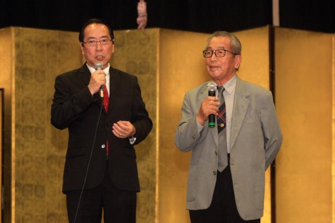 A comunidade nipo-brasileira do Pará comemorou a entrada de 2019 no auditório da Associação Pan-Amazônia Nipo-Brasileira, no domingo (6), em Belém. O evento deu início às homenagens aos 90 anos da imigração japonesa na Amazônia e contou com a presença do Governo do Estado. O chefe de gabinete, Luiziel Guedes, esteve representando o governador Helder Barbalho. Na foto, o presidente da Associação Pan Amazônia Nipo-Brasileira, Dr. Yuji Ikuta (e) e o presidente da Associação das Províncias do Japão do Norte do Brasil, Sr. Shihei Takeda.

FOTO: CARLOS SODRÉ / AG. PARÁ
DATA: 06.01.2019
BELÉM - PARÁ <div class='credito_fotos'>Foto: CARLOS SODRÉ / AG. PARÁ    |   <a href='/midias/2019/originais/1dd551f6-eee1-4645-a497-35eafc9c6ce1.jpg' download><i class='fa-solid fa-download'></i> Download</a></div>