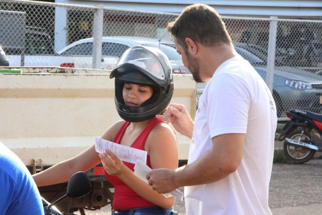 O encerramento da campanha “Março Lilás”, promovida pela Unidade de Alta Complexidade em Oncologia Dr. Vítor Moutinho (Unacon), foi marcado por uma “Blitz da Saúde”. A programação contou com orientações e distribuição de material educativo sobre a importância da prevenção do câncer de colo de útero em pontos estratégicos da cidade de Tucuruí, nesta sexta-feira (29).

FOTO; DIVULGAÇÃO
DATA: 29.03.2019
TUCURUÍ - PA <div class='credito_fotos'>Foto: Divulgação   |   <a href='/midias/2019/originais/1de2c3fd-5f48-4999-b349-3e74ae24d8ed.jpg' download><i class='fa-solid fa-download'></i> Download</a></div>