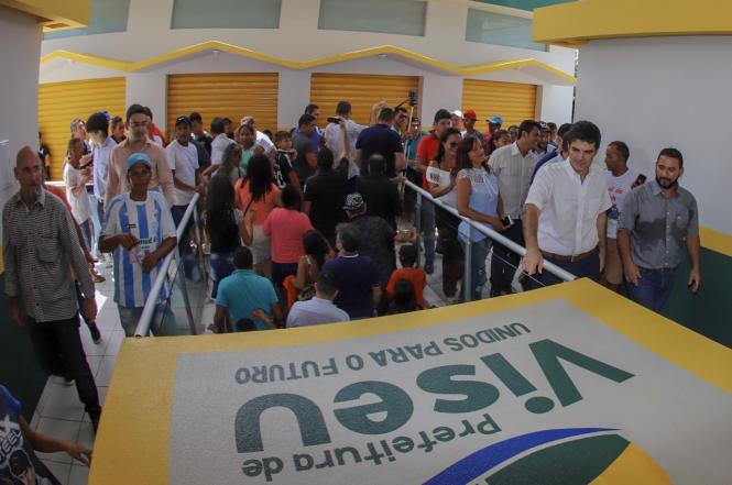 A população do município de Viseu, no nordeste do Pará, já dispõe de todos os benefícios de uma feira nova. Neste sábado (09), o governador do Pará, Helder Barbalho, esteve na sede municipal participando da inauguração da obra de ampliação da Feira Municipal Ramiro Azevedo Viana, executada com recursos liberados pelo Ministério da Integração Nacional, quando Helder Barbalho era o titular da pasta.


FOTO: MARCO SANTOS / AGÊNCIA PARÁ
DATA: 09.03.2019
VISEU - PARÁ <div class='credito_fotos'>Foto: Marco Santos / Ag. Pará   |   <a href='/midias/2019/originais/1de618fb-7f78-4013-a62d-ed4a879d4423.jpg' download><i class='fa-solid fa-download'></i> Download</a></div>