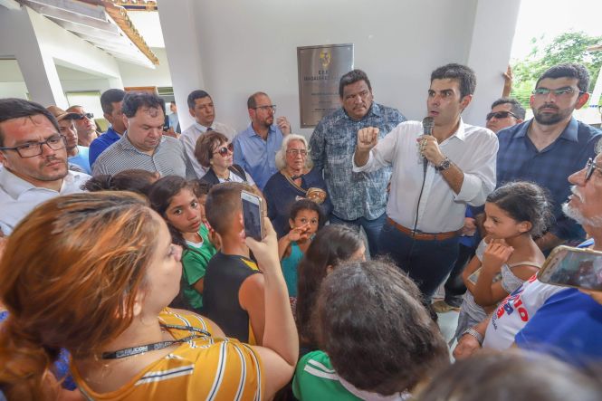 Construída por meio de um convênio firmado entre a Prefeitura e o governo do Estado, no valor de R$ 984.663,51, a Escola Estadual Magalhães Barata foi inaugurada na tarde desta quinta-feira (18), na comunidade de Ariri, zona rural de Colares, município do nordeste paraense.

FOTO: MARCO SANTOS / AGÊNCIA PARÁ
DATA: 18.04.2019
COLARES - PARÁ <div class='credito_fotos'>Foto: Marco Santos / Ag. Pará   |   <a href='/midias/2019/originais/1e06cd41-9159-4edd-a41b-3b504478bab1.jpg' download><i class='fa-solid fa-download'></i> Download</a></div>