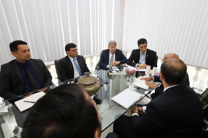 A Jari Celulose, empresa presente há quase 50 anos no Pará, planeja ampliar os seus investimentos no Estado e gerar mais quatro mil empregos diretos, além dos três mil atuais, num prazo de sete a dez anos. Para isso, no entanto, precisa contar com o apoio do Governo do Estado, sobretudo no que se refere à segurança jurídica dos empreendimentos. O presidente do Grupo Orsa e controlador da Jari Celulose, Sérgio Amoroso, reuniu-se, na tarde desta quarta-feira (13), com o governador Helder Barbalho e secretários de Estado de Meio Ambiente, Mauro Ó de Almeida; de Desenvolvimento Econômico, Mineração e Energia, Iran Lima, além do presidente do Instituto de Terras do Pará, Bruno Kono, no Palácio do Governo, para tratar dessas questões e buscar o suporte pretendido. 

FOTO: MARCO SANTOS / AG. PARÁ
DATA: 13.02.2019
BELÉM - PARÁ <div class='credito_fotos'>Foto: Marco Santos / Ag. Pará   |   <a href='/midias/2019/originais/1e13770c-fe52-4b78-af55-8334a86bf56e.jpg' download><i class='fa-solid fa-download'></i> Download</a></div>