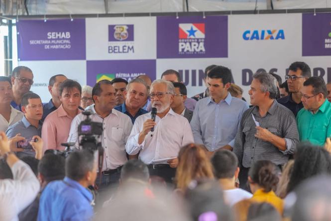 Na manhã desta sexta-feira (15), foi entregue à população o conjunto habitacional “Quinta dos Paricás”, no distrito de Icoaraci, em Belém. O governador do Estado, Helder Barbalho, o secretário nacional de habitação, Celso Toshiotmatsud e o prefeito municipal de Belém, Zenaldo Coutinho, estiveram presentes para fazer a entrega às famílias. Um empreendimento que teve um investimento de R$168 milhões de reais, todos do governo federal.

 FOTO: MARCO SANTOS / AGÊNCIA PARÁ
DATA: 15.03.2019
BELÉM - PA <div class='credito_fotos'>Foto: Marco Santos / Ag. Pará   |   <a href='/midias/2019/originais/1e29183d-7fa1-409b-8045-fc23d0b3dafc.jpg' download><i class='fa-solid fa-download'></i> Download</a></div>
