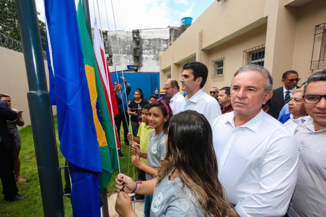 O Governo do Estado, por meio da Secretaria de Estado de Educação (Seduc), entregou mais uma escola totalmente reformada e ampliada para melhor comodidade de professores e alunos. Com mais de 1 mil alunos matriculados nos três turnos, a Escola Estadual de Ensino Fundamental e Médio Jarbas Passarinho, em Belém, iniciou o ano letivo com a entrega da obra de reforma e ampliação de todo o complexo da instituição. A reinauguração do espaço aconteceu na manhã de hoje, 21, com a presença do governador Helder Barbalho, do vice-governador Lúcio Vale, da secretária de educação, professora Leila Freire e de diversas autoridades.

FOTO: WAGNER SANTANA AGÊNCIA / PARÁ
DATA: 21.02.2019
BELÉM - PA <div class='credito_fotos'>Foto: Wagner Santana / Ag. Pará   |   <a href='/midias/2019/originais/1e63287b-44c3-4c2f-9cbb-6b60233bc066.jpg' download><i class='fa-solid fa-download'></i> Download</a></div>