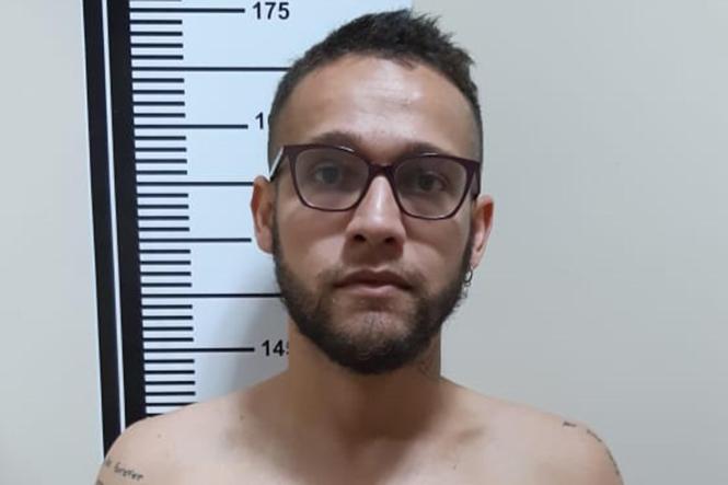 Policiais civis da Divisão Estadual de Narcóticos (Denarc) prenderam em flagrante, nesta segunda-feira (11), Oscar Lifschiitz Fernandes Santos e Waxel da Silva e Silva, por tráfico de entorpecentes. As prisões foram realizadas em bairros da área nobre da capital paraense. Com eles, drogas tipo maconha foram apreendidas. Um dos presos - Oscar Santos - foi flagrado no momento em que comercializava "brownies" (bolinhos de chocolate) recheados com maconha. As prisões foram realizadas durante a tarde, após recebimento de denúncias anônimas de que um homem estava oferecendo os produtos a estudantes de uma faculdade particular localizada no bairro do Umarizal, centro da capital.


FOTO: ASCOM / POLICIA CIVIL
DATA: 12.03.2019
BELÉM - PARÁ <div class='credito_fotos'>Foto: Ascom / Polícia Civil   |   <a href='/midias/2019/originais/1e7eb797-bfd1-4e5a-9084-ab481ffd1806.jpg' download><i class='fa-solid fa-download'></i> Download</a></div>