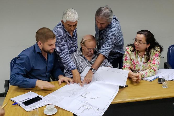 Na manhã de hoje, a Companhia de Saneamento do Pará (Cosanpa) e a Secretaria de Estado de Desenvolvimento Urbano e Obras Públicas (Sedop) receberam uma comissão da prefeitura de São Francisco do Pará para discutir o abastecimento de água no município.

FOTO: ASCOM / COSANPA
DATA: 12.03.2019
BELÉM -PA <div class='credito_fotos'>Foto: ASCOM / COSANPA   |   <a href='/midias/2019/originais/1ec77e37-846c-4a16-8f3b-bdbe7086e43e.jpg' download><i class='fa-solid fa-download'></i> Download</a></div>