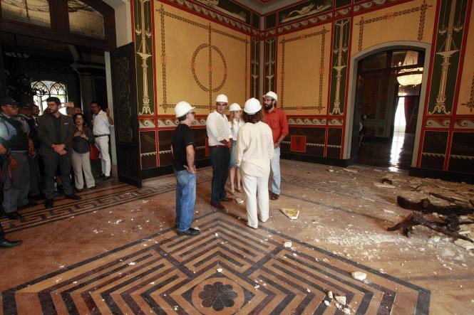 O Governo do Pará, por meio da Secretaria de Estado de Cultura (Secult), já autorizou abertura de processo para obra emergencial de restauro da parte estrutural do teto do Palácio Lauro Sodré, após o desabamento de parte do forro do Salão Histórico, nesta sexta-feira (25). Após o incidente no local, que abriga o Museu do Estado do Pará (MEP), também será iniciado um processo emergencial de revisão do sistema de prevenção e combate a incêndios de todos os prédios históricos sob a responsabilidade da Secult.

FOTO: FERNANDO ARAÚJO / AG. PARÁ
DATA: 25.01.2019
BELÉM - PARÁ <div class='credito_fotos'>Foto: Fernando Araújo/Ag. Pará   |   <a href='/midias/2019/originais/1ed20b42-c14f-4b47-ae7f-2dd479001bff.jpg' download><i class='fa-solid fa-download'></i> Download</a></div>