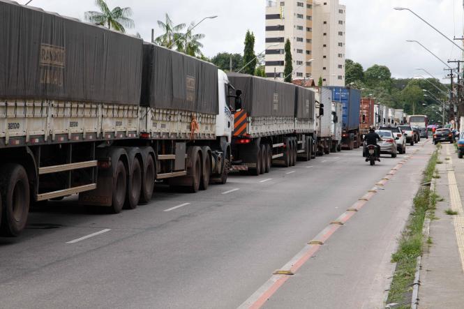 O governo do Estado, juntamente com os órgãos responsáveis, vêm discutindo medidas e realizando ações para diminuir os transtornos causados pelo fechamento da PA-483, após a queda de parte da ponte do Rio Moju, na Alça Viária, no último sábado (6). As ações buscam, principalmente, segurança e diminuição no tempo de espera, já que o fluxo de veículos e passageiros nos portos de Belém aumentou expressivamente, em busca de transporte para travessia.

FOTO: WAGNES SANTANA / AGÊNCIA PARÁ
DATA: 10.04.2019
BELÉM - PARÁ <div class='credito_fotos'>Foto: Wagner Santana / Ag. Pará   |   <a href='/midias/2019/originais/1f0ebb28-bf94-4fa2-b365-0aedf4bfba67.jpg' download><i class='fa-solid fa-download'></i> Download</a></div>