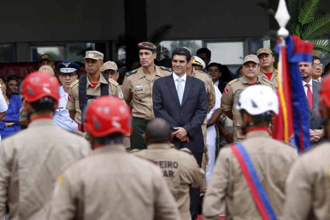 O governador Helder Barbalho empossou, na tarde desta sexta-feira (11), em Belém, o novo comandante-geral do Corpo de Bombeiros do Pará, Coronel QOBM Hayman Apolo Gomes de Souza, que também assumiu a coordenação da Defesa Civil Estadual. Até então, o Coronel Hayman – que tem 49 anos de idade e 26 anos de serviços prestados ao Corpo de Bombeiros – exercia a função de diretor de serviços técnicos da corporação.  

FOTO: THIAGO GOMES/ AG. PARÁ
DATA: 12.01.2019
BELÉM - PARÁ <div class='credito_fotos'>Foto: Thiago Gomes /Ag. Pará   |   <a href='/midias/2019/originais/1f156df8-5f45-4d2b-95bd-12d029dab11a.jpg' download><i class='fa-solid fa-download'></i> Download</a></div>