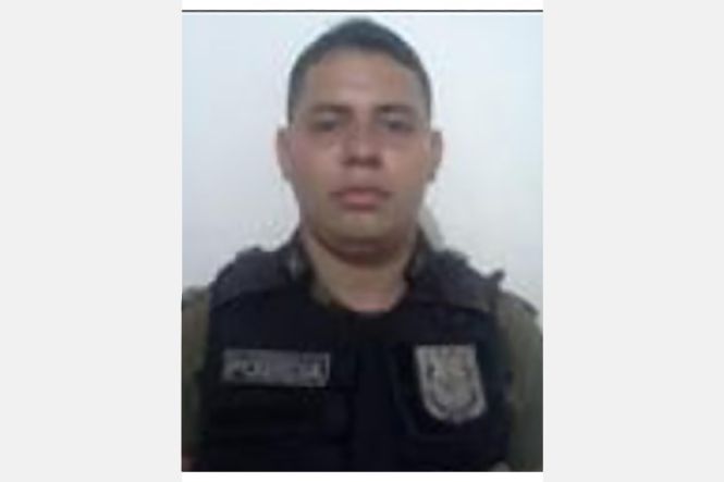 O Sistema de Segurança Pública do Pará divulgou na tarde desta sexta-feira (24), em entrevista coletiva em Belém, que as investigações realizadas pela Polícia Civil já desvendaram as 11 mortes ocorridas no bairro do Guamá, no último domingo (19). Oito pessoas estão envolvidas no crime, entre elas quatro policiais militares. Um dos militares foi preso hoje durante a Operação Kratos (na mitologia grega, um semideus que personifica a força e o poder), deflagrada pela Polícia Civil em parceria com a Polícia Militar, para cumprir mandados de prisão decretados pela Justiça. No final da tarde, outro policial militar acusado de envolvimento no crime se entregou na sede da Delegacia-Geral, em Belém.

FOTO: ASCOM / POLÍCIA CIVIL
DATA: 24.05.2019
BELÉM - PARÁ <div class='credito_fotos'>Foto: Ascom / Policia Civil   |   <a href='/midias/2019/originais/1f277b28-36be-4d44-8978-c96698787f3e.jpg' download><i class='fa-solid fa-download'></i> Download</a></div>