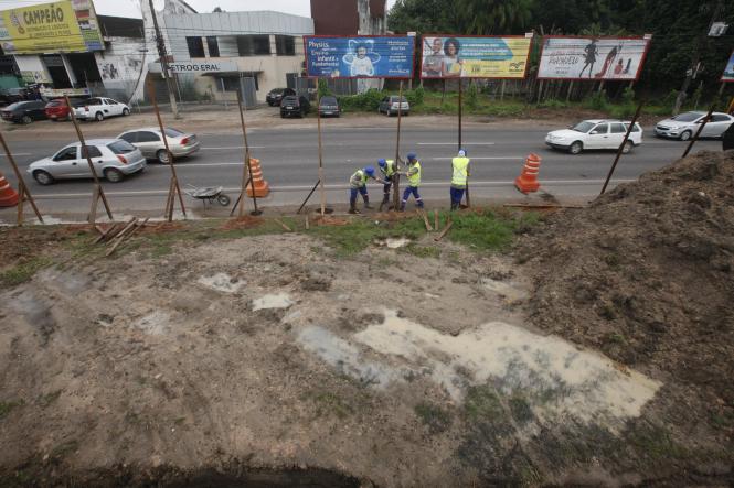 A BR-316, principal acesso rodoviário da capital paraense, passará nos próximos 19 meses pela maior intervenção estrutural desde que ganhou o atual formato de 6 pistas (3 pistas de entrada e 3 pistas de saída da cidade). Alguns trechos possuem, inclusive, 8 pistas. A obra de ampliação foi feita na década de 80, pelo Governo Federal. Desde então, a via passou por várias revitalizações de menor porte, como ocorreu no trecho entre a Prefeitura de Ananindeua e a sede do Clube Associação Atlética Banco do Brasil (AABB), na época em que o atual governador do Pará, Helder Barbalho, era prefeito do município da região metropolitana de Belém.

FOTO: FERNANDO ARAÚJO/AG. PARÁ
DATA: 23.01.2019
BELÉM - PARÁ <div class='credito_fotos'>Foto: Fernando Araújo/Ag. Pará   |   <a href='/midias/2019/originais/1f38fe20-50bf-45c4-9466-ee46ff0f1369.jpg' download><i class='fa-solid fa-download'></i> Download</a></div>