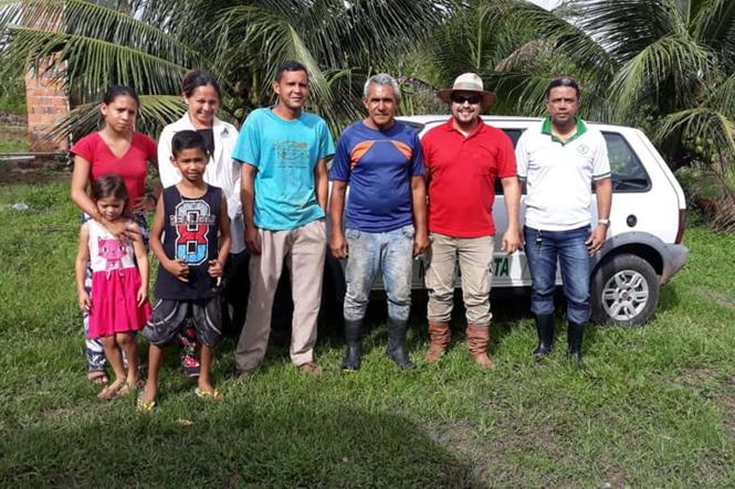 Em Inhangapi, nordeste paraense, A EMATER entregou, na última terça-feira, mais 12 cadastros ambientais rurais (cars) para extrativistas de açaí da comunidade Cariru, na Região do Cariru.

FOTO: DIVULGAÇÃO
BELÉM - PARÁ
DATA: 25.01.2019 <div class='credito_fotos'>Foto: ASCOM EMATER   |   <a href='/midias/2019/originais/1f3b3632-7236-4a3c-9841-ab2d778a6848.jpg' download><i class='fa-solid fa-download'></i> Download</a></div>