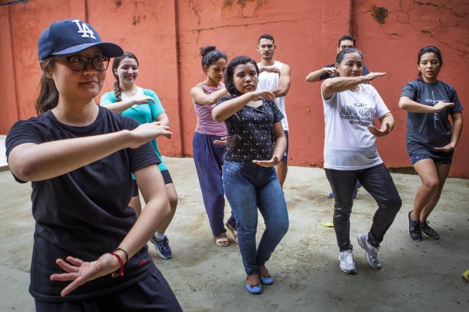 Aulas de Tai Chi Chuan, ministradas pela professora chinesa voluntária, Yang Xiaolei, na sede do Instituto Confúcio, em parceria com a Uepa, em Belém.



FOTO: NAILANA THIELY

DATA: 22.03.2019

BELÉM-PARÁ <div class='credito_fotos'>Foto: Nailana Thiely / Ascom Uepa   |   <a href='/midias/2019/originais/1f58e884-c1df-461c-b1e9-4250f95ca7db.jpg' download><i class='fa-solid fa-download'></i> Download</a></div>