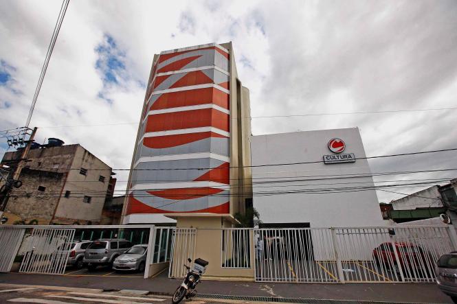 O carnaval de Belém vai atravessar a avenida e chegar também na telinha. Depois de 9 anos, a Cultura - Rede de Comunicação retoma a transmissão ao vivo, só que agora de forma integrada e com o sinal digital, dos desfiles das escolas de samba do Grupo Especial de Belém, neste sábado, dia 23 de fevereiro, na Aldeia Amazônica David Miguel. Quem por acaso não puder ver de pertinho, pode preparar a pipoca, reunir os amigos e se preparar para acompanhar todos os detalhes, seja pela TV, pelo YouTube ou pelas redes sociais. Serão 7 câmeras, 5 produtores de pista, 3 repórteres no meio do público - fazendo até vídeo-selfie - e da folia em meio a uma equipe de 50 pessoas que promete mostrar toda a beleza, emoção e grandeza do Carnaval paraense. A programação terá início às 19h e só sai do ar depois que a última escola fechar o desfile, por volta das 6h do domingo, 24.

 FOTO: MAYCON NUNES / AGÊNCIA PARÁ
DATA: 19.02.2019
BELÉM - PA <div class='credito_fotos'>Foto: Maycon Nunes / Ag. Pará   |   <a href='/midias/2019/originais/1f618f5a-ca91-4eb5-b504-2e476e534f44.jpg' download><i class='fa-solid fa-download'></i> Download</a></div>