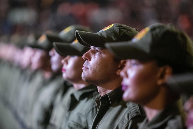 Quatrocentos e trinta novos soldados da Polícia Militar serão distribuídos a partir de hoje para atuar nas ações de policiamento preventivo, ostensivo e repressivo na Região Metropolitana de Belém. A solenidade que marcou a entrega dos novos policiais militares à sociedade ocorreu na manhã desta quinta-feira (2), na Arena Guilherme Paraense, o “Mangueirinho”, com a presença do governador do Estado, Helder Zaluth Barbalho. Nesta sexta-feira (03), o Governo do Estado participa da formatura de outros cem soldados, no município de Marabá.

FOTO: MARCO SANTOS / AGÊNCIA PARÁ 
DATA: 02.05.2019
BELÉM - PARÁ <div class='credito_fotos'>Foto: Marco Santos / Ag. Pará   |   <a href='/midias/2019/originais/1f6f9766-d00b-446f-9cd4-62bbb471ad04.jpg' download><i class='fa-solid fa-download'></i> Download</a></div>