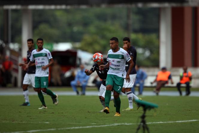 Tranquilidade e muita comemoração marcaram a reabertura do Estádio Estadual Jornalista Edgar Augusto Proença - Mangueirão na tarde deste domingo (3). A vitória do Remo contra o Tapajós, por 1x0, em jogo referente à primeira rodada do Parazão, foi acompanhada de perto por 19,2 mil torcedores, e dentre eles, muitas crianças acompanhadas pelos pais e familiares. 

FOTO: THIAGO GOMES/AG. PARÁ
DATA: 03.02.2019 
BELÉM - PARÁ <div class='credito_fotos'>Foto: Thiago Gomes /Ag. Pará   |   <a href='/midias/2019/originais/1f7a2454-a72f-4281-b3c0-5616be9d5c27.jpg' download><i class='fa-solid fa-download'></i> Download</a></div>