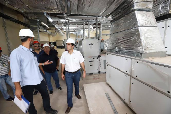 O governador Helder Barbalho esteve, na tarde da sexta-feira (22), no município de Itaituba, no sudoeste do Pará, cumprindo a agenda do programa Governo Por Todo o Pará. O chefe do Executivo Estadual percorreu as obras do Hospital Regional do Tapajós e da duplicação do perímetro urbano da Rodovia Transamazônica, e ainda visitou o hospital municipal.

FOTO: MARCO SANTOS / AG. PARÁ
DATA: 23.03.2019
ITAITUBA - PARÁ <div class='credito_fotos'>Foto: Marco Santos / Ag. Pará   |   <a href='/midias/2019/originais/1f873873-d3fc-4610-8f70-7b275b7159f0.jpg' download><i class='fa-solid fa-download'></i> Download</a></div>