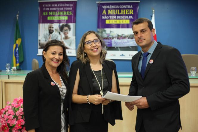 O Governo do Estado, por meio da Secretaria de Justiça e Direitos Humanos, abriu a programação alusiva ao Dia da Mulher no Estado, com um seminário sobre feminicídio, no Fórum Cível de Belém, na manhã de hoje (1º).

FOTO: WAGNER ALMEIDA / ASCOM SEJUDH
DATA: 01.03.2019
BELÉM - PA <div class='credito_fotos'>Foto: Wagner Almeida/ Ascom Sejudh   |   <a href='/midias/2019/originais/1f8eb5f8-40a5-486c-83b6-7f626f63eb38.jpg' download><i class='fa-solid fa-download'></i> Download</a></div>