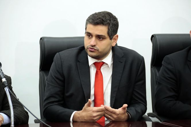 As prefeituras de Belém, Ananindeua e Marituba (municípios da Região Metropolitana), e a empresa Guamá Resíduos Sólidos, devem receber até a próxima sexta-feira (3) a minuta de um Termo de Ajuste de Conduta (TAC), a ser elaborado pelo Governo do Estado, propondo a continuidade das atividades do aterro sanitário em funcionamento em Marituba por mais 13 meses. Todo o esforço do Estado, nesse momento, visa impedir que a empresa encerre as atividades no aterro no dia 31 de maio deste ano, como está previsto.

FOTO: RICARDO AMANAJÁS / AGÊNCIA PARÁ
DATA: 01.05.2019
BELÉM - PARÁ <div class='credito_fotos'>Foto: Ricardo Amanajás / Ag. Pará   |   <a href='/midias/2019/originais/1fb240cc-bec1-43e9-b89a-e0c0f78ade06.jpg' download><i class='fa-solid fa-download'></i> Download</a></div>