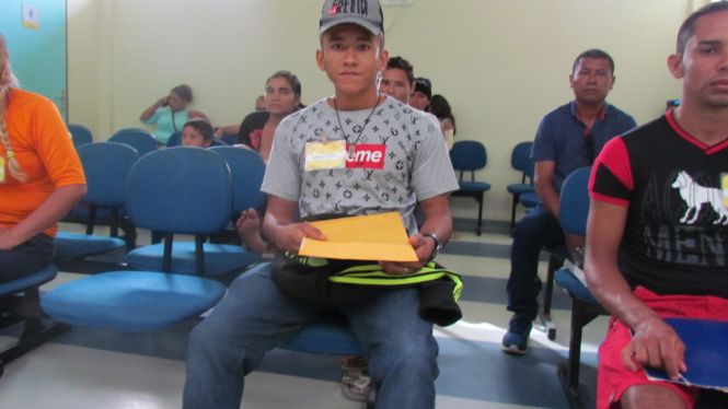                  O jovem Ailton Pinheiro Dias, de 21 anos, morador de Melgaço (1h de viagem de lancha até Breves), fez uma pulsão de tumor superficial. " Fiz a cirurgia e já me sinto bem melhor, hoje é o retorno só pra verificar como está, é muito bom ter todo esse atendimento mesmo depois de já ter realizado a cirurgia”.               <div class='credito_fotos'>Foto: Nenhum   |   <a href='/midias/2019/originais/1fd288e5-1729-4997-a62b-cf88fd872e8f.jpg' download><i class='fa-solid fa-download'></i> Download</a></div>