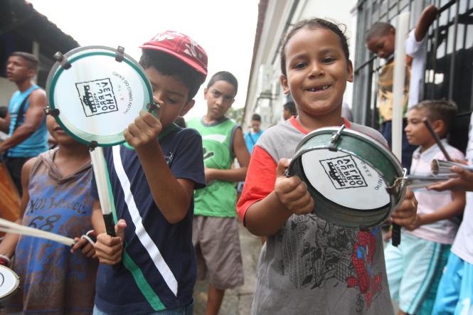 Quem não pretende sair da capital pararense, durante o Carnaval, terá opções para curtir os dias de folia em Belém mesmo. A FCP, que será homenageada no samba enredo da Escola de Samba Crias do Curro Velho, sob o tema "Uma Viagem ao Fabuloso Mundo da Literatura Infantil”, promove oficinas de carnaval aos sábados, das 15h às 18h, e aos domingos, das 9h às 12h. O desfile será no dia 23 de fevereiro, sábado, às 9h, com concentração na Praça Brasil, de lá saindo pelas ruas do bairro Telégrafo.

Para desfilar na ala das Crias do Curro Velho as crianças devem ter idade mínima de 6 anos; já para participar da oficina de bateria, a partir de 8 anos de idade. Os ensaios para bateria são realizados no horário de 15h às 17h30, de segunda a sexta-feira, nas Oficinas Curro Velho.

FOTO: AGÊNCIA PARÁ
DATA: 15.02.2019
BELÉM - PARÁ <div class='credito_fotos'>Foto: Eunice Pinto / Arquivo Ag. Pará   |   <a href='/midias/2019/originais/1fe9556e-409a-42b0-96d1-4c6a4a52dbcb.jpg' download><i class='fa-solid fa-download'></i> Download</a></div>