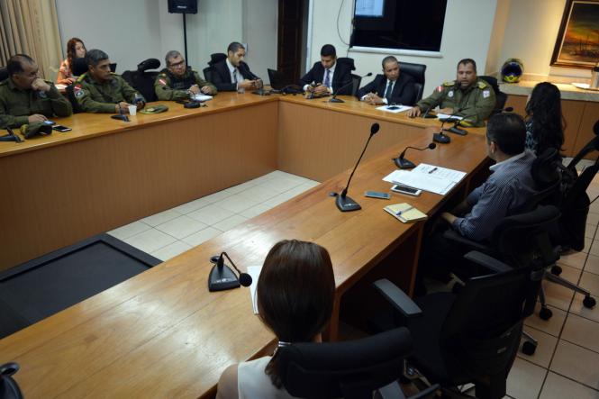 A Secretaria de Estado de Segurança Pública e Defesa Social do Pará e o Sindicato dos Empregados em Estabelecimentos Bancários do Pará debateram, na manhã desta quarta-feira (16), ações de combate a crimes contra agências bancárias no Estado. Dentre as medidas discutidas na reunião, realizada na Segup, que serão adotadas está a retomada do grupo de trabalho de segurança bancária que desenvolve práticas e procedimentos preventivos e repressivos para coibir crimes a bancos.

FOTO: ASCOM SEGUP
DATA: 16.01.2019
BELÉM - PARÁ <div class='credito_fotos'>Foto: Ascom Segup   |   <a href='/midias/2019/originais/2012f9d3-86ba-4ec3-849a-ecada5621b2e.jpg' download><i class='fa-solid fa-download'></i> Download</a></div>