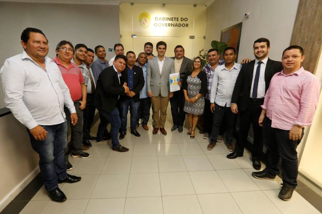 Seguindo a agenda de atendimento a municípios, o governador do Estado, Helder Barbalho, recebeu, na noite desta terça-feira (30), no Palácio do Governo, em Belém, uma comitiva de Igarapé-Miri, da região nordeste do Estado. O grupo, capitaneado pelo prefeito Ronélio Quaresma, apresentou demandas do município, sobretudo nas áreas de infraestrutura, e solicitou apoio do governo para a conclusão de obras estratégicas para a região, como a ponte sobre o rio Meruú, que liga Igarapé-Miri a municípios como Mocajuba e Baião.
Na foto prefeito e vereadores de Igarapé Mirim.

FOTO: MARCELO SEABRA / AGÊNCIA PARÁ
DATA: 01.05.2019
BELÉM - PARÁ <div class='credito_fotos'>Foto: Marcelo Seabra / Ag. Pará   |   <a href='/midias/2019/originais/201c7739-32bc-4c20-876e-151eb1511b66.jpg' download><i class='fa-solid fa-download'></i> Download</a></div>