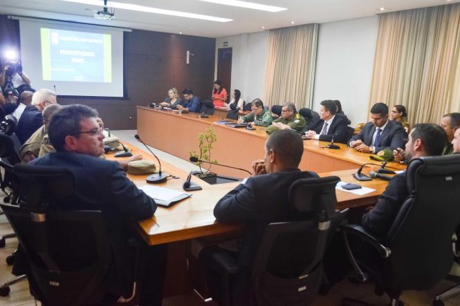 O Governo do Pará, por meio da Secretaria de Estado de Segurança Pública e Defesa Social (Segup), informa que ao comparar o período de 1 a 28 de fevereiro, dos anos de 2018 e 2019, totaliza-se uma redução de 24% nos casos de homicídios, resultando na preservação de 66 vidas, em todo o Estado. Em 2018, o número computado foi de 278 mortes, já em 2019, no mesmo período, foram registradas 212 ocorrências. Essa é a redução mais significativa registrada de homicídios, nos meses de fevereiro, desde 2010.

FOTO: ELIELSON MODESTO / ASCOM SEGUP
DATA: 01.03.2019
BELÉM - PA <div class='credito_fotos'>Foto: Elielson Modesto / Ascom Segup   |   <a href='/midias/2019/originais/201f7969-5a2c-4dc0-97ff-66f271f7e9bb.jpg' download><i class='fa-solid fa-download'></i> Download</a></div>