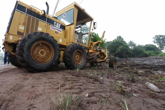 O secretário de Estado de Transportes, Pádua Andrade, vistoriou nesta quinta-feira, 1º de fevereiro,  as obras de infraestrutura do pátio de triagem de caminhões, que está em obras no Km 10,5 da BR 316. O local servirá de estacionamento para caminhões, que chegarem a partir de hoje à cidade, nos horários restritos para circulação no corredor das obras de requalificação da BR 316. O pátio de triagem, que está sendo construído no terreno, que abrigava a antiga fábrica Inca, ficará pronto em 60 dias.

FOTO: WAGNER SANTANA / AGÊNCIA PARÁ
DATA: 01.02.2019
BELÉM - PARÁ <div class='credito_fotos'>Foto: Wagner Santana / Ag. Pará   |   <a href='/midias/2019/originais/20242aca-b1de-4218-b599-1ad08f90c634.jpg' download><i class='fa-solid fa-download'></i> Download</a></div>