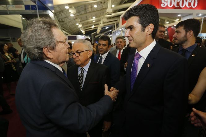 Homenageado com a medalha do Mérito Industrial Simão Miguel Bitar durante a abertura da 14ª edição da Feira da Indústria do Pará (Fipa), nesta quarta-feira (15), no Hangar - Centro de Convenções, o governador Helder Barbalho anunciou, à ocasião, ações que devem modificar o cenário econômico do Estado a longo prazo. 

FOTO: MARCELO SEABRA/ AG. PARÁ
DATA: 15.05.2019
BELÉM - PARÁ <div class='credito_fotos'>Foto: Marcelo Seabra / Ag. Pará   |   <a href='/midias/2019/originais/202662bf-a5fd-456d-970b-2ec348306f19.jpg' download><i class='fa-solid fa-download'></i> Download</a></div>
