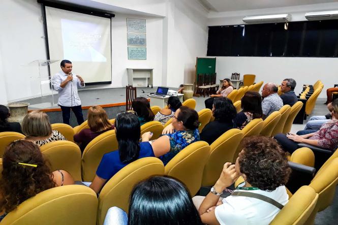 Cerca de 60 funcionários do Laboratório Central do Estado (Lacen-PA) participaram, na última terça-feira (19), da palestra “Acidente de Trabalho com Perfurocortante e Produtos Químicos”, proferida pelo médico do Trabalho Benones Carvalho, que é presidente da Sociedade Paraense de Medicina do Trabalho.

FOTO: ASCOM / SESPA
DATA: 22.02.2019
BELÉM - PA <div class='credito_fotos'>Foto: ASCOM / SESPA   |   <a href='/midias/2019/originais/2089d599-49f8-4ca8-a605-ced899c4a229.jpg' download><i class='fa-solid fa-download'></i> Download</a></div>