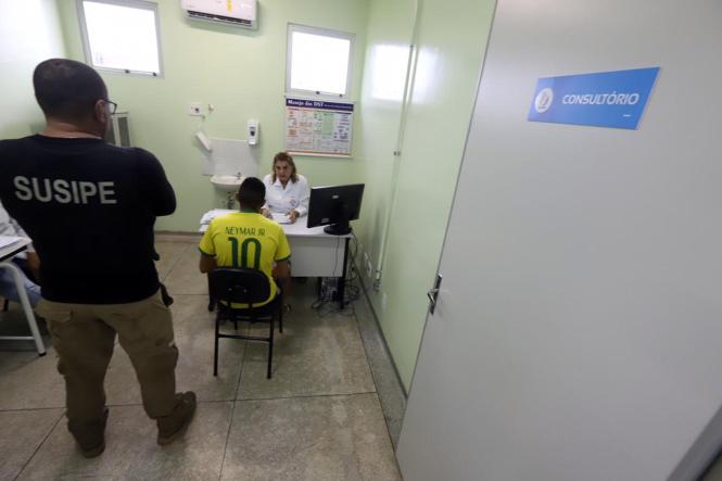 Em coletiva realizada na manhã desta terça-feira (15), na Unidade Básica de Saúde do Complexo Penitenciário de Santa Izabel, o governador do estado, Helder Barbalho garantiu que todos os internos do sistema penitenciário do Pará serão cadastrados no processo de biometria. O objetivo é permitir a devida identificação civil e administrativa para impedir a duplicidade de registros e facilitar a identificação de presos que não têm sequer documentação. A ação faz parte da Operação Opus, coordenada pela Susipe e que encerra nesta quinta-feira (17).

FOTO: MARCO SANTOS/AGÊNCIA PARÁ
DATA: 16.01.2019
BELÉM - PARÁ
 <div class='credito_fotos'>Foto: Marco Santos / Ag. Pará   |   <a href='/midias/2019/originais/20a1d29c-796f-4abc-bad6-8bab467cda8a.jpg' download><i class='fa-solid fa-download'></i> Download</a></div>