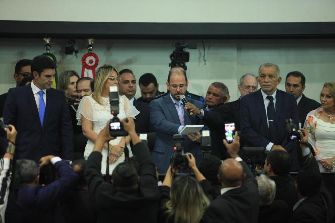 Helder Barbalho tomou posse como governador do estado do Pará para o quadriênio 2019-2022, ao lado do vice, Lúcio Vale (foto). A sessão solene ocorreu na manhã desta terça-feira (1°), em Belém, no plenário Newton Miranda, da Assembleia Legislativa do Pará (Alepa), e contou com a participação de deputados estaduais e federais, prefeitos, vereadores, secretários escolhidos para compor o novo governo, bem como demais autoridades locais e lideranças dos mais diversos setores. Compuseram a mesa solene, a presidente em exercício da Alepa, a deputada estadual Cilene Couto, o Desembargador do Tribunal de Justiça do Estado do Pará, José Maria Teixeira do Rosário, o senador da República Jader Barbalho, a deputada federal Elcione Barbalho, o vice-prefeito de Belém, Orlando Reis, a presidente do Tribunal de Contas do Estado do Pará, conselheira Lourdes Lima, e o quarto secretário da mesa diretora da Alepa, deputado Soldado Tércio.

FOTO: THIAGO GOMES / AG. PARÁ
DATA: 01.01.2019
BELÉM - PARÁ <div class='credito_fotos'>Foto: Thiago Gomes /Ag. Pará   |   <a href='/midias/2019/originais/20a78a79-d3af-429a-803b-ee1db57ae7cd.jpg' download><i class='fa-solid fa-download'></i> Download</a></div>