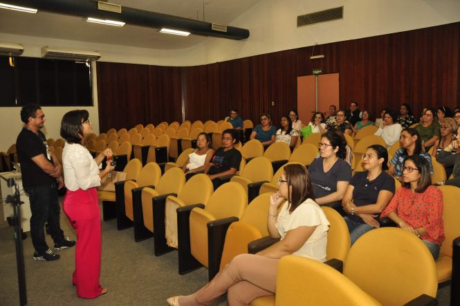 “As Formas de Violência contra a Mulher e a Lei que Protege” foi o tema da palestra que os pedagogos e analistas judiciários, Riane Freitas e Adrielson Almeida, proferiram, nesta quarta-feira (8), para as servidoras do Laboratório Central do Estado (Lacen/PA). Ambos atuam na Coordenadoria Estadual das Mulheres em Situação de Violência Doméstica e Familiar (Cevid), do Tribunal de Justiça do Estado (TJE).

FOTO: JOSÉ PANTOJA / ASCOM SESPA
DATA: 09.05.2019
BELÉM -PARÁ <div class='credito_fotos'>Foto: José Pantoja/ Sespa   |   <a href='/midias/2019/originais/20a847ec-c17e-44c2-9d5b-56b938e639fb.jpg' download><i class='fa-solid fa-download'></i> Download</a></div>