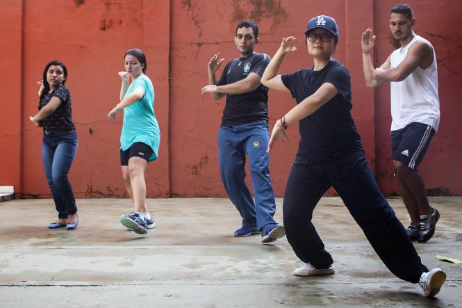 Aulas de Tai Chi Chuan, ministradas pela professora chinesa voluntária, Yang Xiaolei, na sede do Instituto Confúcio, em parceria com a Uepa, em Belém.

FOTO: NAILANA THIELY
DATA: 22.03.2019
BELÉM-PARÁ <div class='credito_fotos'>Foto: Nailana Thiely / Ascom Uepa   |   <a href='/midias/2019/originais/20b9deae-dadb-45aa-8d46-129e66f76902.jpg' download><i class='fa-solid fa-download'></i> Download</a></div>