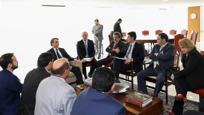 O governador do Estado, Helder Barbalho, reuniu-se, na manhã desta quarta-feira (10), no Palácio do Planalto, em Brasília (DF), com o presidente Jair Bolsonaro e o ministro-chefe da Casa Civil, Onyx Lorenzoni, com quem tinha uma agenda na capital federal. Por conta do assunto levado por Helder para o encontro – a reconstrução da ponte sobre o Rio Moju, destruída após um sinistro, no último sábado (6)
                                  

Foto: Marcos Corrêa/PR
DATA: 10.04.2019
BRASÍLIA - DF <div class='credito_fotos'>Foto: MARCOS CORRÊA / PR   |   <a href='/midias/2019/originais/20beb612-1eb1-4afe-b12a-07799d32ba0e.jpg' download><i class='fa-solid fa-download'></i> Download</a></div>