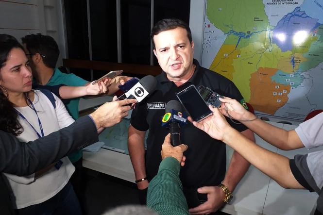 O inquérito aberto pela Polícia Civil (PC) para investigar o acidente na ponte Rio Moju aponta que a embarcação que colidiu com a estrutura não tinha licença para o transporte da carga. A informação foi confirmada pelo delegado geral da corporação, Alberto Teixeira, durante coletiva realizada na sede do Comando Geral do Corpo de Bombeiros na noite deste domingo (7). A reunião foi convocada pelo governador Helder Barbalho e pelo vice, Lúcio Vale, para discutir o andamento das diversas ações já iniciadas pela gestão estadual após o incidente, ocorrido por volta de 1h do último sábado (6).

FOTO: FERNANDO ARAÚJO / AGÊNCIA PARÁ
DATA: 08.04.2019
BELÉM - PA <div class='credito_fotos'>Foto: Fernando Araújo/Ag. Pará   |   <a href='/midias/2019/originais/20c0f986-cf40-4986-8964-882fcd63f80f.jpg' download><i class='fa-solid fa-download'></i> Download</a></div>