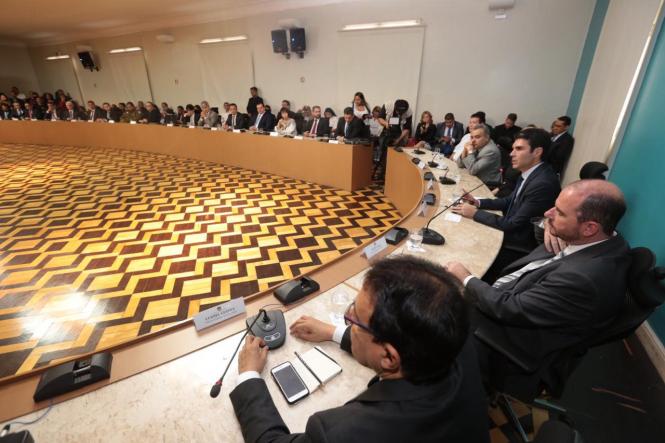 Na primeira manhã de trabalho do Governador Helder Barbalho (foto), nesta quarta-feira (02), foi assinado ofício enviado ao Ministro da Justiça e Segurança Pública, Sérgio Fernando Moro, solicitando o emprego de 500 agentes da Força Nacional de Segurança Pública para imediato reforço do efetivo local e preservação da ordem pública. Helder ainda deu posse aos secretários, presidentes de instituições e diretores que fazem parte de sua equipe. Logo no inicio da manhã Helder Barbalho visitou as tropas da ação integrada da Secretaria de Estado de Segurança Pública (Segup) que leva o reforço da segurança para os bairros de Belém envolvendo cerca de 400 agentes. Durante a posse dos novos secretários o governador Helder Barbalho ressaltou a absoluta confiança nos nomeados cujas escolhas foram pautadas fundamentalmente por critérios técnicos e de acordo com a qualificação profissional de cada um deles. Para ele os critérios de escolha utilizados “permitirão um novo patamar de gestão ao Estado e que possamos o quanto antes fazer chegar à sociedade paraense as mudanças desejadas e reivindicadas por cada cidadão deste Estado”, comentou.

FOTO: MARCO SANTOS
DATA: 02.01.2019
BELÉM - PARÁ <div class='credito_fotos'>Foto: MARCO SANTOS   |   <a href='/midias/2019/originais/21147edc-7873-4ee4-8edd-68fe2a3e42ab.jpg' download><i class='fa-solid fa-download'></i> Download</a></div>