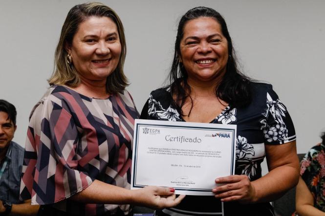 Concluiu-se nessa sexta-feira (12), mais uma semana de cursos ofertados pela Escola de Governança Pública do Estado do Pará (EGPA). Desta vez, no período de 08 a 12 de abril, cerca de 130 servidores receberam os certificados, durante cerimônia na sede do órgão, de Sistema Integrado de Administração Financeira para Estados e Municípios, (Siafem Operacional), Licitação e contratos na administração pública e Elaboração de projetos e captação de recursos.

FOTO: WAGNER SANTANA / AGÊNCIA PARÁ
DATA: 12.04.2019
BELÉM - PA <div class='credito_fotos'>Foto: Wagner Santana / Ag. Pará   |   <a href='/midias/2019/originais/211f443c-e174-4f50-ae4a-b35ce67044bc.jpg' download><i class='fa-solid fa-download'></i> Download</a></div>