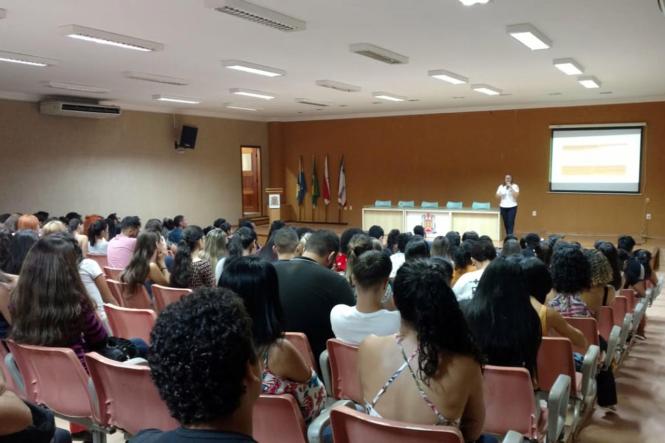 Cerca de mil estudantes já participaram das palestras realizadas no Hospital Regional do Baixo Amazonas (HRBA), localizado em Santarém, no oeste do Pará, desde o início deste mês de fevereiro. A programação de palestras com os profissionais da unidade é voltada para acadêmicos de instituições de ensino superior que desejam realizar o estágio curricular obrigatório na instituição.

FOTO: ASCOM HRBA
DATA: 12.02.2019
SANTARÉM - PARÁ <div class='credito_fotos'>Foto: Ascom HRBA   |   <a href='/midias/2019/originais/21227ec9-b356-4505-a428-0011b42829f2.jpg' download><i class='fa-solid fa-download'></i> Download</a></div>