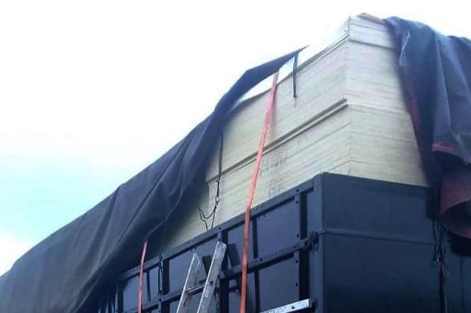 Um carregamento com 31m3 de madeira compensada, que vinha da cidade de Abel Figueiredo com destino a cidade de Parauapebas, sudeste do Estado, foi  apreendido na rodovia BR-222, em Marabá, pela coordenação da unidade de controle de mercadorias em trânsito de Carajás, da Secretaria de Estado da Fazenda (Sefa) nesta sexta-feira (12).

FOTO: ASCOM / SEFA
DATA: 12.04.2019
MARABÁ - PARÁ <div class='credito_fotos'>Foto: Ascom Sefa   |   <a href='/midias/2019/originais/213cdf40-510a-4edf-b0e3-66f29a54ed4e.jpg' download><i class='fa-solid fa-download'></i> Download</a></div>