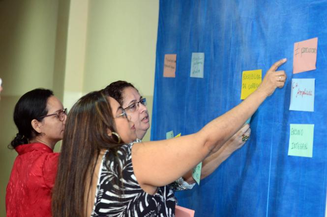 Gestores e técnicos de Unidades Seduc na Escola (USES) de Belém e Unidades Regionais de Ensino (URES) de Breves, Altamira e região das Ilhas estão em Belém para discutir a implementação do novo ensino médio do Estado do Pará. O Grupo de Trabalho de Interiorização da  BNCC-Ensino Médio é promovido pela Secretaria de Estado de Educação (Seduc) com o objetivo de esclarecer e discutir a nova Base Nacional Comum Curricular (BNCC) para o Estado.

FOTO: ELISEU DIAS / ASCOM SEDUC
DATA: 27.03.2019
BELÉM - PA

 <div class='credito_fotos'>Foto: Eliseu Dias / Ascom Seduc   |   <a href='/midias/2019/originais/218a3194-9757-4788-b144-09543f4bcd51.jpg' download><i class='fa-solid fa-download'></i> Download</a></div>