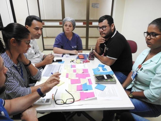           Gestores do Hospital Regional Público da Transamazônica (HRPT), em Altamira (PA), definiram o planejamento estratégico que norteará as ações de atuação e gestão da unidade de saúde no biênio 2019/2020. Entre as ações programas estão a maior interação com a comunidade local por meio de palestras educativas, mudanças nos processos de assistência à pacientes internados, redução de custos e de emissão de CO2 através do plantio de mudas, por exemplo.

FOTO: DIVULGAÇÃO / HRPT
DATA: 07.02.2019
ALTAMIRA - PARÁ

 <div class='credito_fotos'>Foto: ASCOM HRPT   |   <a href='/midias/2019/originais/218b560e-8bda-4305-b9f5-51dae12c4a00.jpg' download><i class='fa-solid fa-download'></i> Download</a></div>