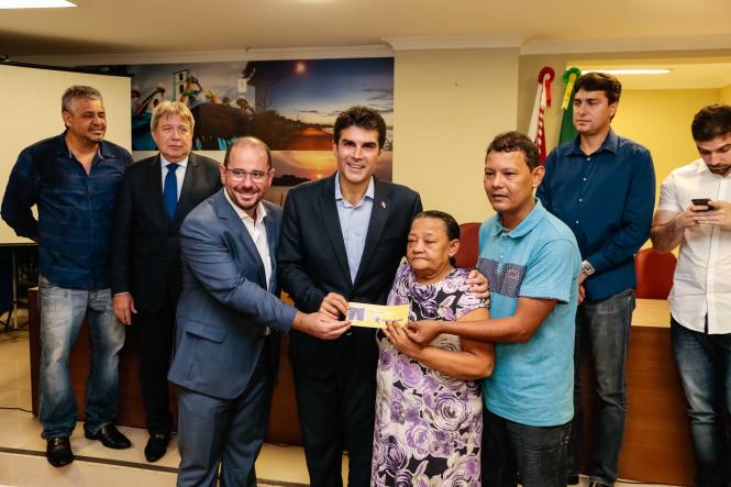 Quinze famílias, vítimas de incêndios em Belém, receberam das mãos do governador Helder Barbalho Cheques Moradia nesta quinta-feira (21). As famílias são oriundas dos bairros do Jurunas, Val-de-Cans, Guamá e Telegrafo. Além das 15 famílias, mais dois idosos, que estão com moradia com risco de desabamento, também receberam o benefício.

FOTO: MARCELO SEABRA / AGÊNCIA PARÁ
DATA: 21.02.2019
BELÉM - PA <div class='credito_fotos'>Foto: Marcelo Seabra / Ag. Pará   |   <a href='/midias/2019/originais/219488fb-4838-47bf-9df5-5fb504250440.jpg' download><i class='fa-solid fa-download'></i> Download</a></div>