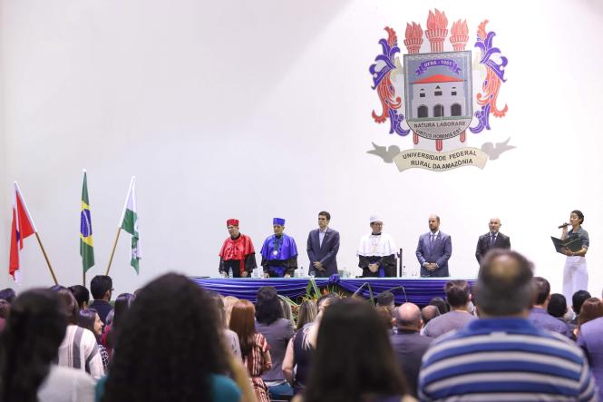 O governador do Estado do Pará, Helder Barbalho, juntamente com o vice Lúcio Vale, participou, na manhã desta quarta-feira (17), da entrega de outorga Doutor Honoris Causa, concedida pela Universidade Federal Rural da Amazônia (Ufra), a Anivaldo Vale. A cerimônia ocorreu na sede na universidade, como parte das comemorações dos 68 anos da instituição.

FOTO: MARCO SANTOS / AGÊNCIA PARÁ
DATA: 17.04.2019
BELÉM - PARÁ <div class='credito_fotos'>Foto: Marco Santos / Ag. Pará   |   <a href='/midias/2019/originais/21a0f12a-6f5b-4b7a-a723-ab4e60aacc4f.jpg' download><i class='fa-solid fa-download'></i> Download</a></div>