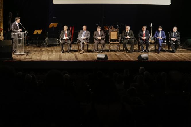 Não há como vencer os desafios relacionados à geração de emprego e renda em um Estado tão vasto sem uma forte parceria entre o ente público e o ente privado. Foi dessa forma que o governador Helder Barbalho destacou a importância da Associação Comercial do Pará (ACP), que comemorou nesta quinta-feira (11), a marca de 200 anos de existência, a segunda associação comercial mais antiga de todo o Brasil. A programação no Theatro da Paz reuniu empresários e autoridades para uma noite de muitas homenagens.

FOTO: MARCELO SEABRA / AGÊNCIA PARÁ
DATA: 12.04.2019
BELÉM - PA <div class='credito_fotos'>Foto: Marcelo Seabra / Ag. Pará   |   <a href='/midias/2019/originais/21b05397-f087-4afa-ad4f-e0a2fddeb042.jpg' download><i class='fa-solid fa-download'></i> Download</a></div>