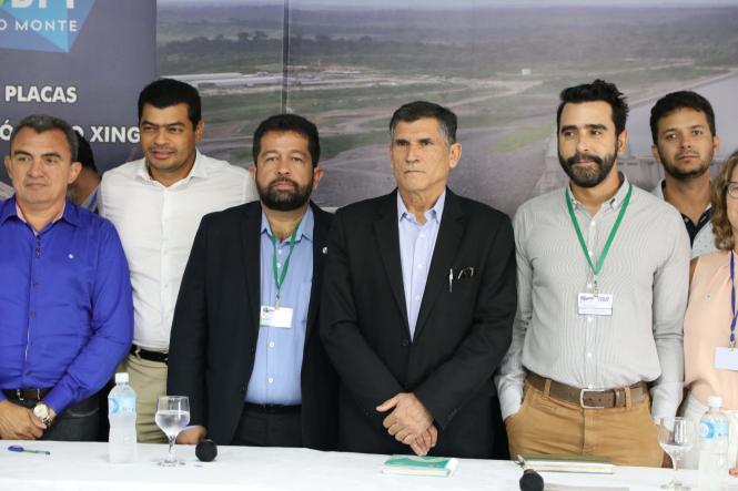 Durante esta semana, o comitê gestor do Plano de Desenvolvimento Regional Sustentável do Xingu (PDRSX) se reuniu, em Altamira, para tratar sobre a criação de políticas que auxiliem na redução das desigualdades regionais, por meio da criação de planos estratégicos para desenvolvimento da mesorregião do Xingu. Participaram da reunião do comitê, o secretário Regional de Governo, Henderson Pinto, o ministro da secretaria de governo e representantes das prefeituras envolvidas.

FOTO: DIVULGAÇÃO / Marth Uchôa
DATA: 14.03.2019
XINGÚ - PARÁ <div class='credito_fotos'>Foto: Divulgação / Marth Uchôa   |   <a href='/midias/2019/originais/22181656-b5a1-4c4a-846b-02ab6c7f69f0.jpg' download><i class='fa-solid fa-download'></i> Download</a></div>
