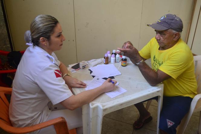 Após sete anos sem documento de identidade, Alice Valente, de 22 anos, aproveitou a ação de cidadania, prevenção e segurança realizada pela Secretaria de Estado de Segurança Pública e Defesa Social (Segup) por meio da Diretoria de Prevenção Social da Violência e Criminalidade (Diprev), para tirar o novo documento. Sem o RG ela conta que teve muitas dificuldades. “Eu não consegui abrir conta em banco, alguns atendimentos eu não conseguia, pois não aceitavam minha carteira de trabalho e agora vai melhorar muito. Eu já vinha tentando tirar meu RG até em outros bairros mais longe e não tive sucesso, até porque com a gestação fiquei sem tempo”, afirmou Alice que também recebeu atendimento pediátrico para a filha. A ação (foto) visa garantir serviços para a população e o diálogo junto aos órgãos de Segurança. O encontro oportuniza, ainda, o debate dos problemas que rondam as comunidades, assim como traçar medidas de prevenção, a fim de reduzir a criminalidade.

FOTO: ELIELSON MODESTO / ASCOM SEGUP
DATA: 05.01.2019
 <div class='credito_fotos'>Foto: Elielson Modesto / Ascom Segup   |   <a href='/midias/2019/originais/22232798-7bca-42bb-a9c4-46ffac41ea48.jpg' download><i class='fa-solid fa-download'></i> Download</a></div>